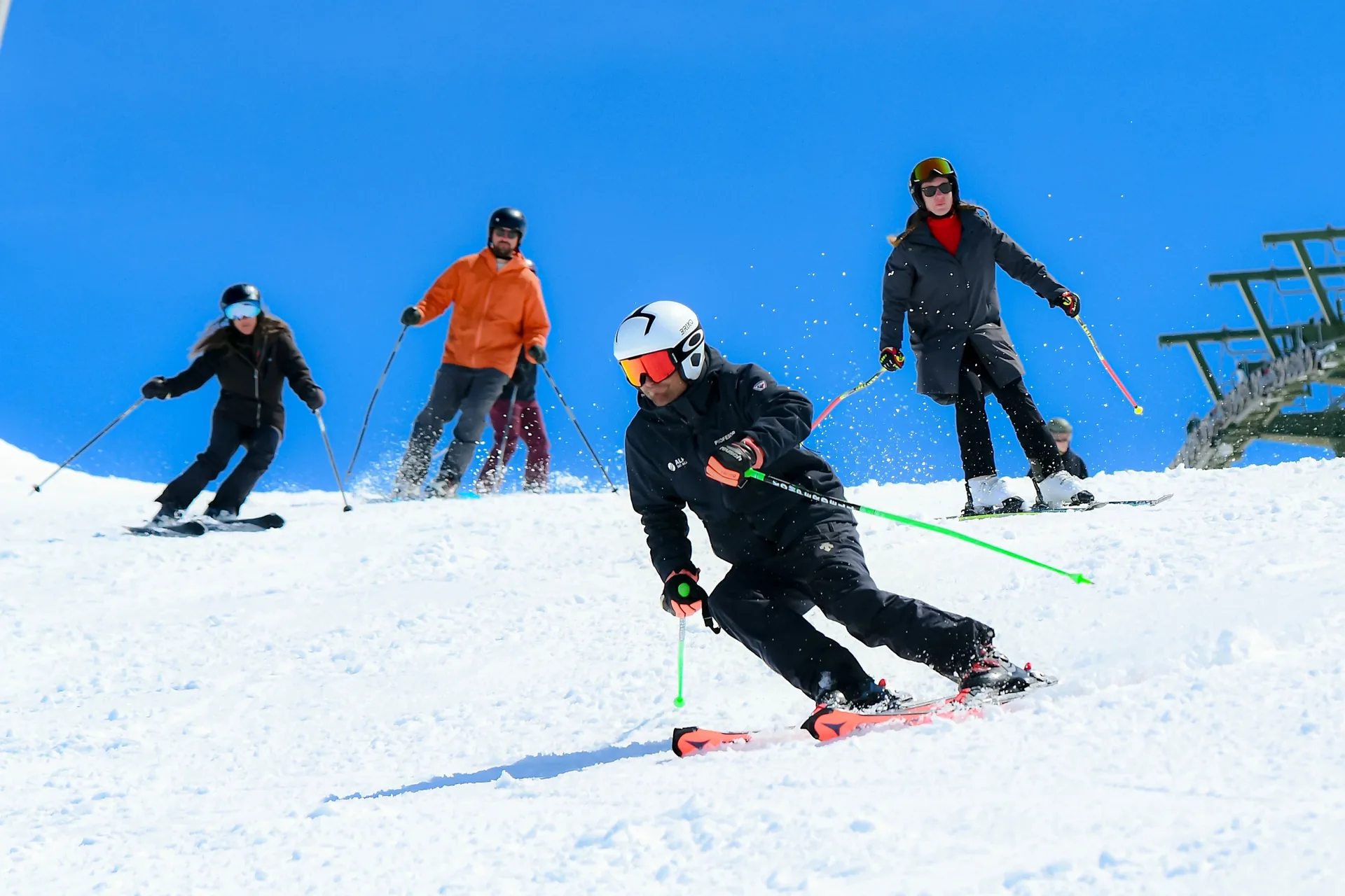 Familia esquiando en Baqueira Beret con vistas al Valle de Arán en invierno Alpine Ski Academy clases de esquí